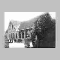 020-0038 Das Schulgebaeude in Gauleden 1921. Am Tor die Lehrer Todtenhaupt und Kohn mit der Tochter Christel..jpg